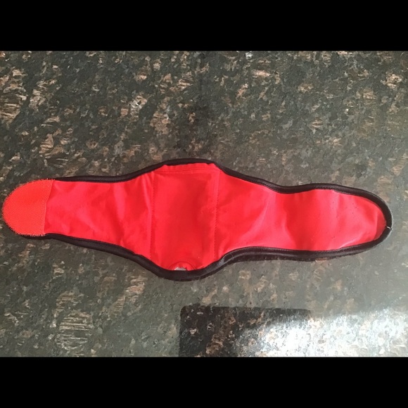 CURVES Armband for Phone, Money or ID When Working Out - Picture 5 of 6